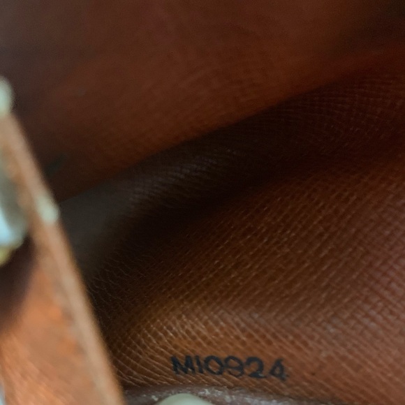 LOUIS VUITTON Monogram Multiple Key Holder - Picture 11 of 13